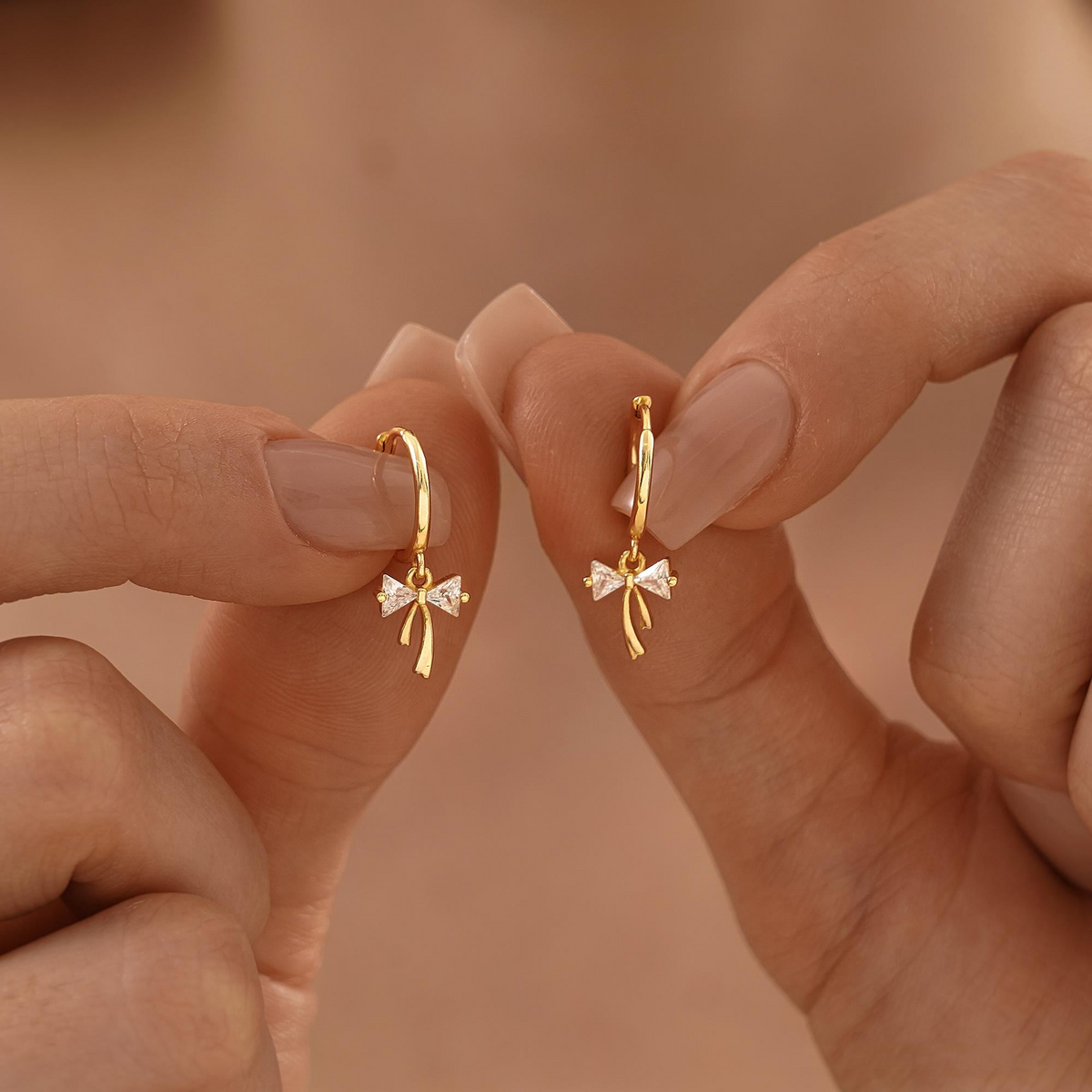 Pendientes Huggie con Lazo de Cinta