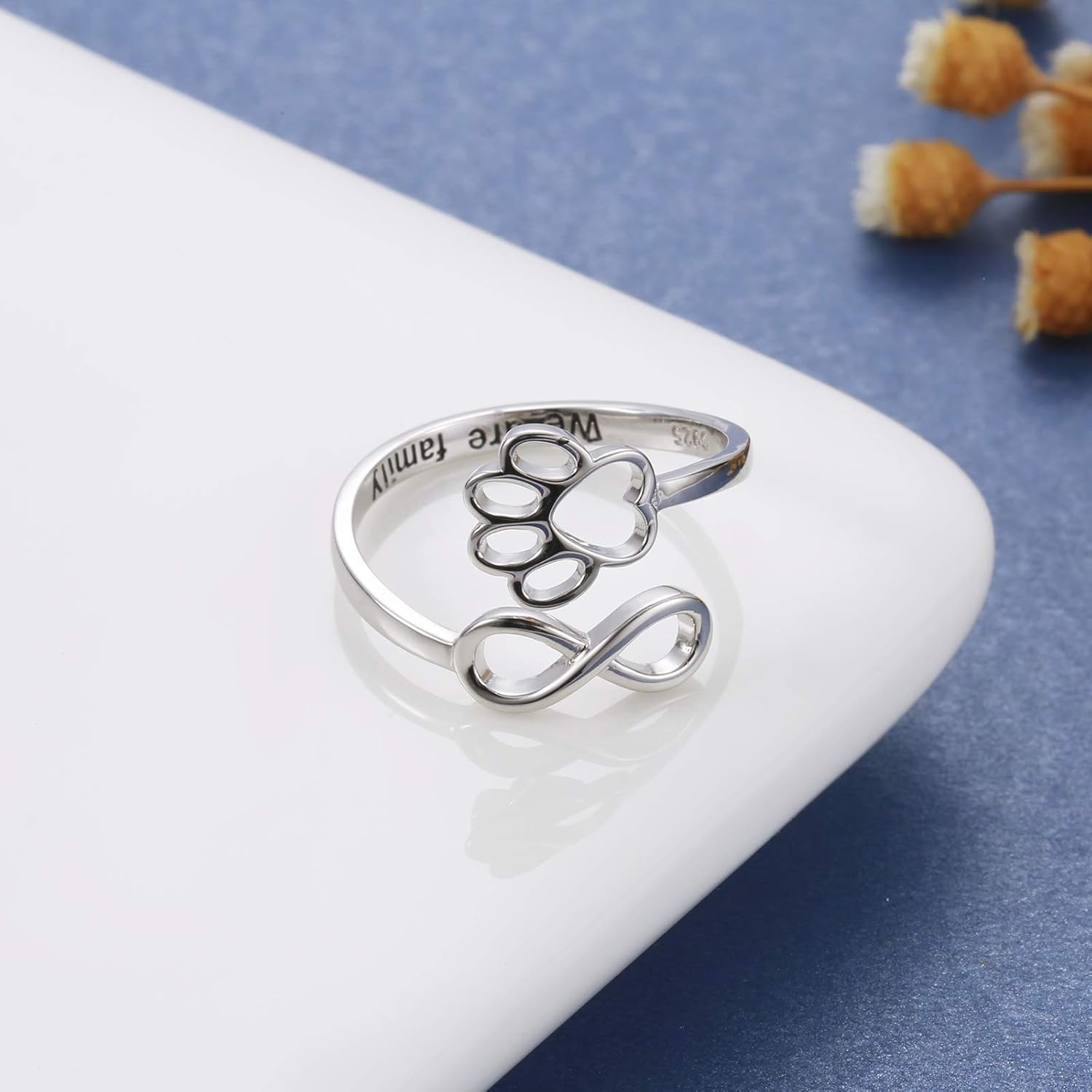 Anillo Artesanal de Patita y Corazón – Ajustable