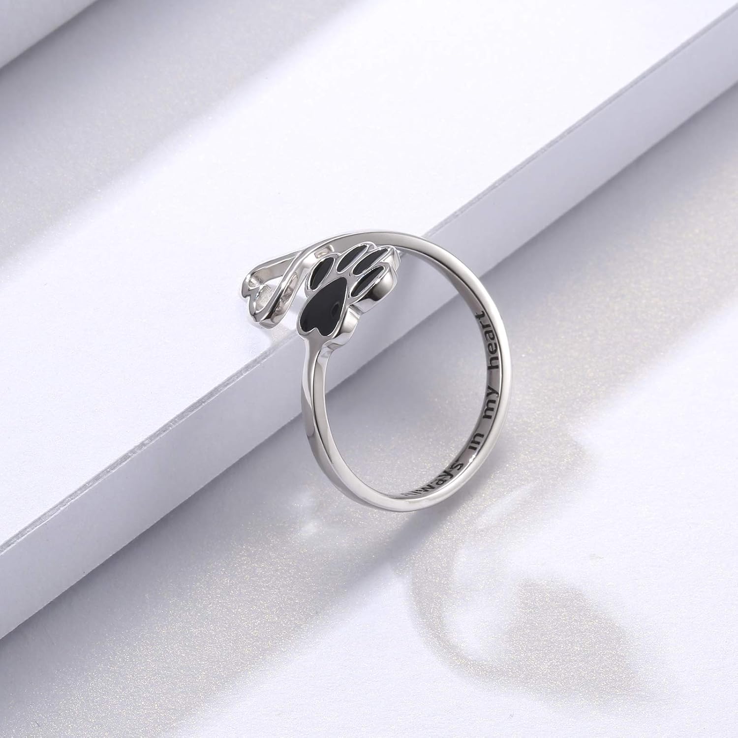 Anillo Artesanal de Patita y Corazón – Ajustable