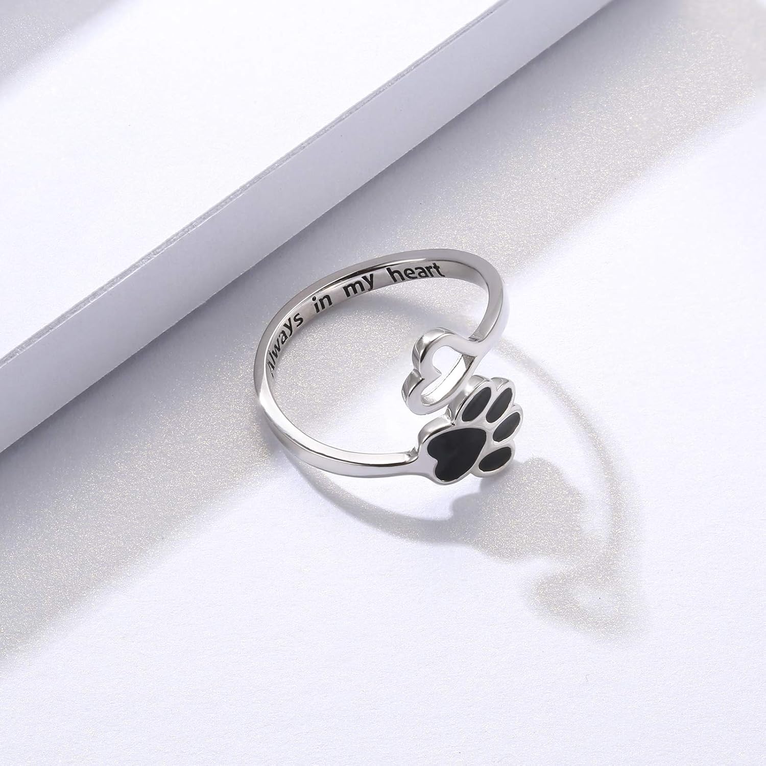 Anillo Artesanal de Patita y Corazón – Ajustable