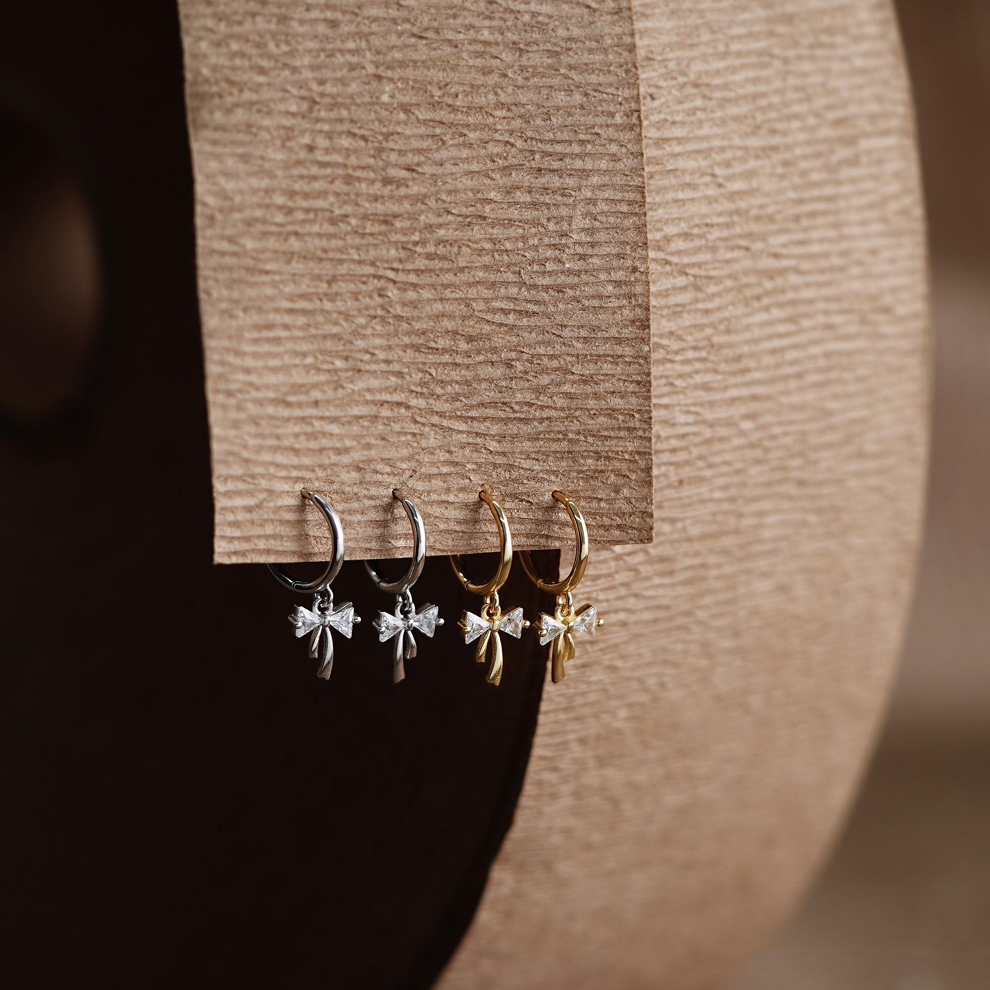 Pendientes Huggie con Lazo de Cinta