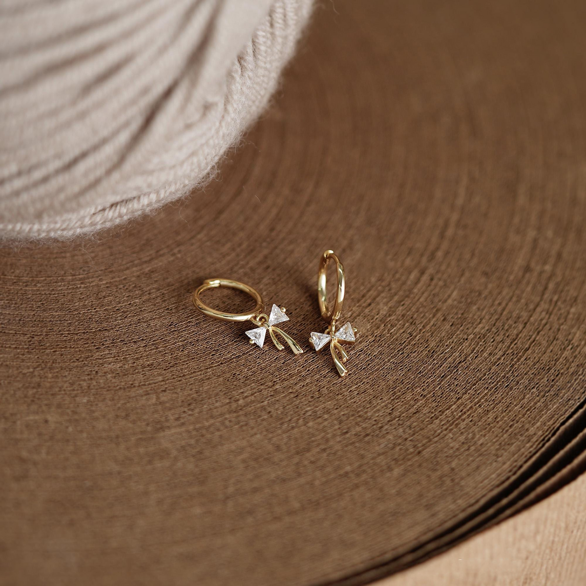 Pendientes Huggie con Lazo de Cinta