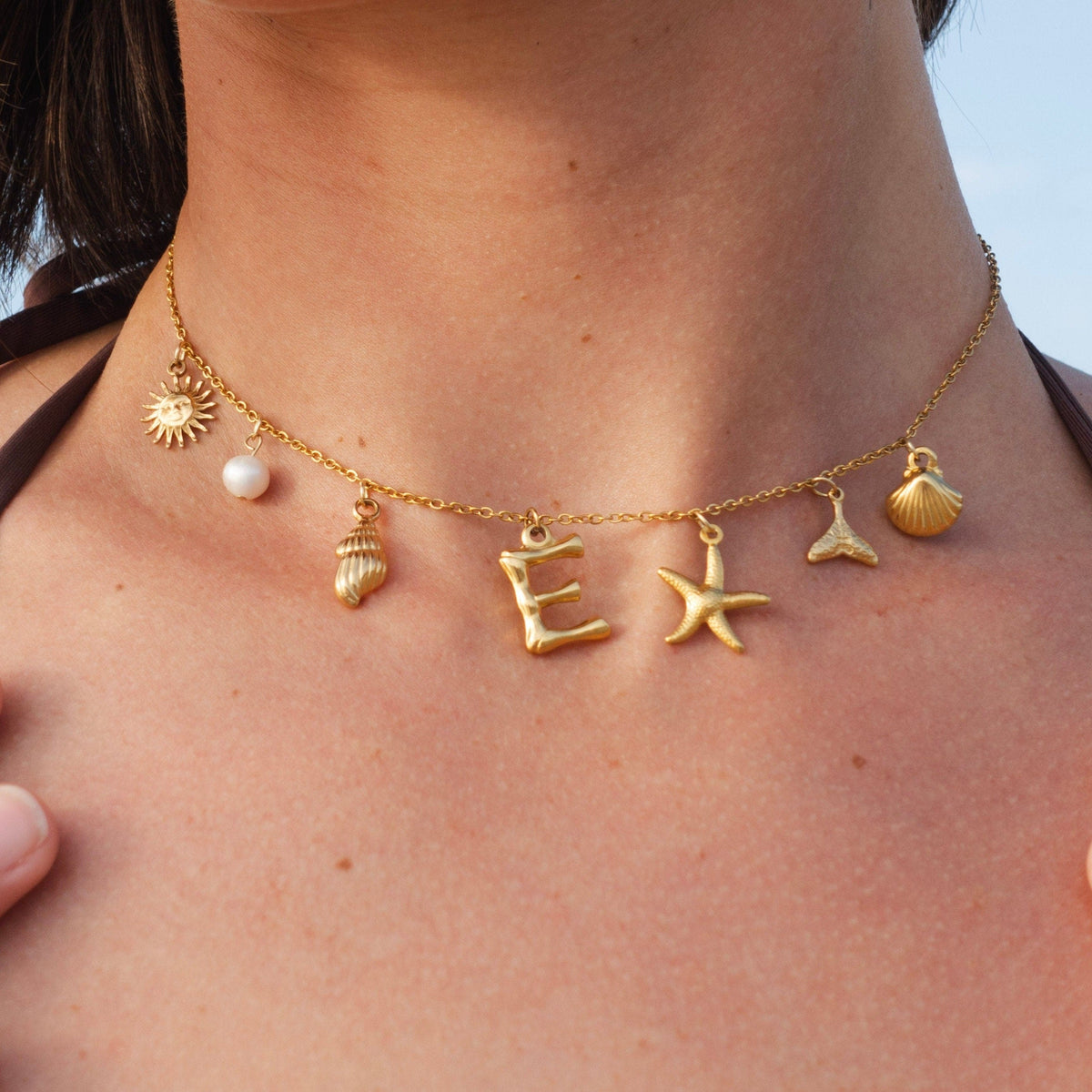 Collar de Letra con Concha de Perla de Playa