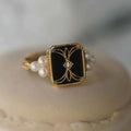 Anillo Dorado con Perla Negra Vintage