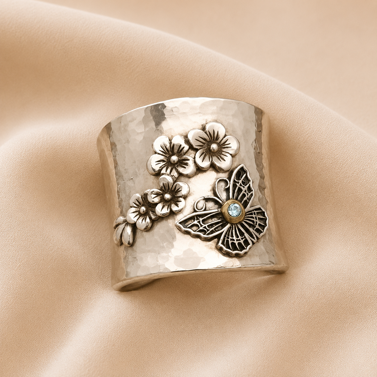 Anillo de Banda Ancha con Mariposa y Flor de Abeja