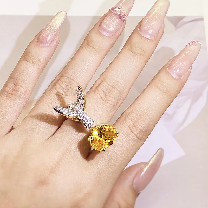 Anillo Ajustable de Piedra Preciosa Colibrí – Circón, Baño de Oro de 14K