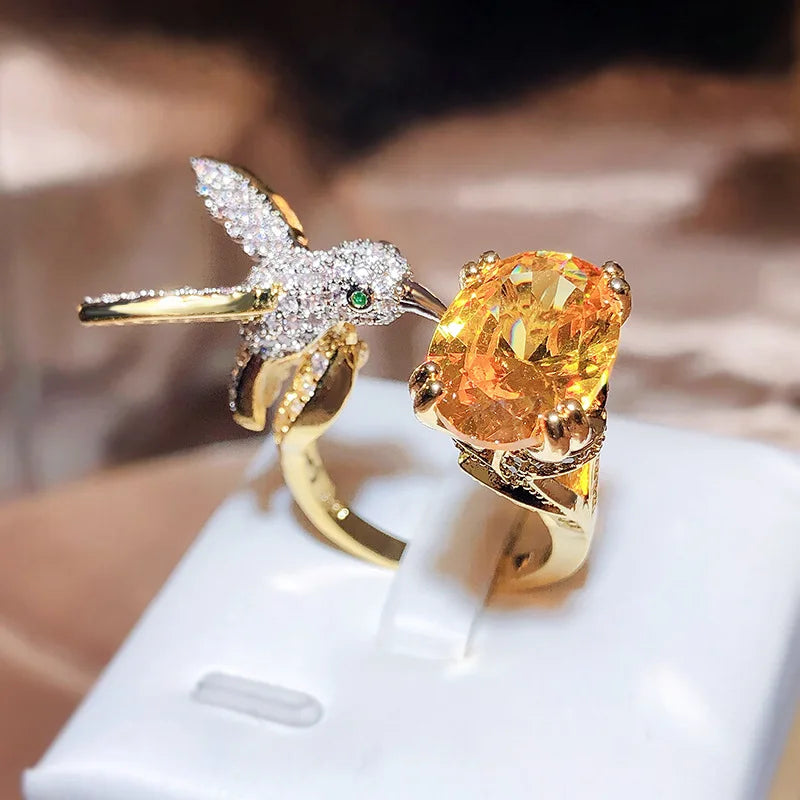 Anillo Ajustable de Piedra Preciosa Colibrí – Circón, Baño de Oro de 14K