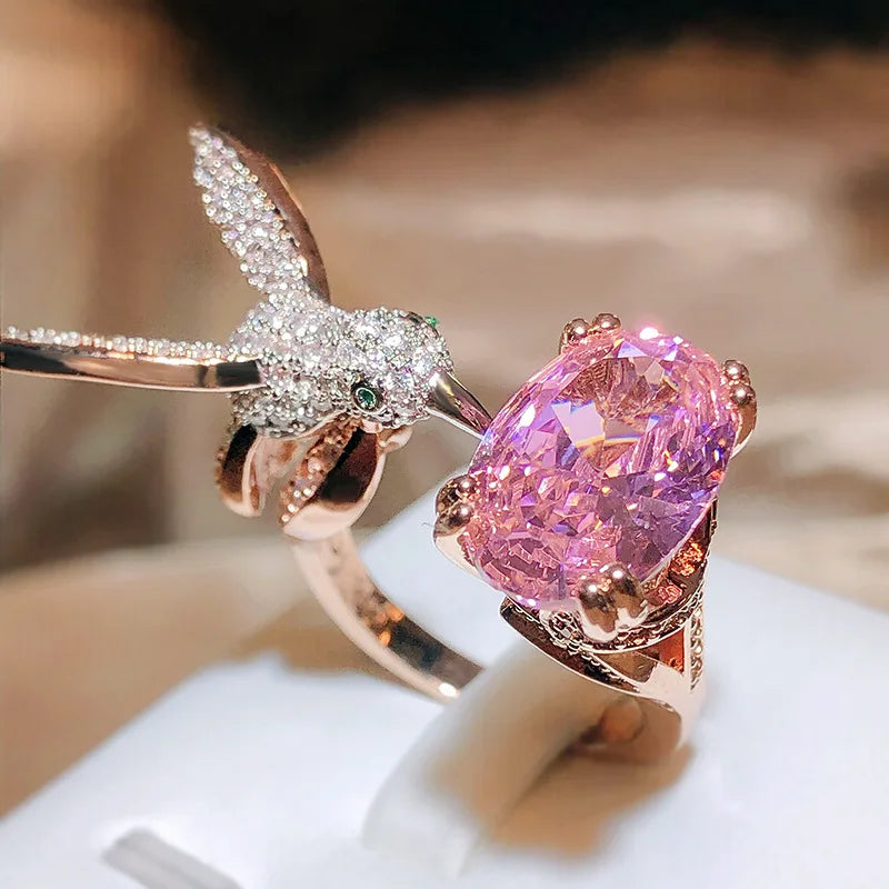 Anillo Ajustable de Piedra Preciosa Colibrí – Circón, Baño de Oro de 14K