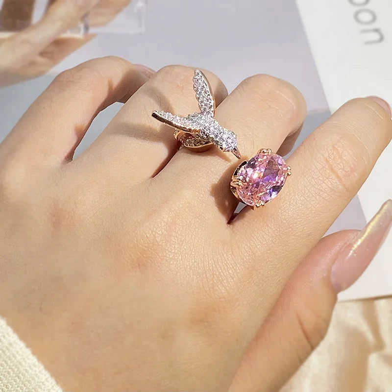 Anillo Ajustable de Piedra Preciosa Colibrí – Circón, Baño de Oro de 14K
