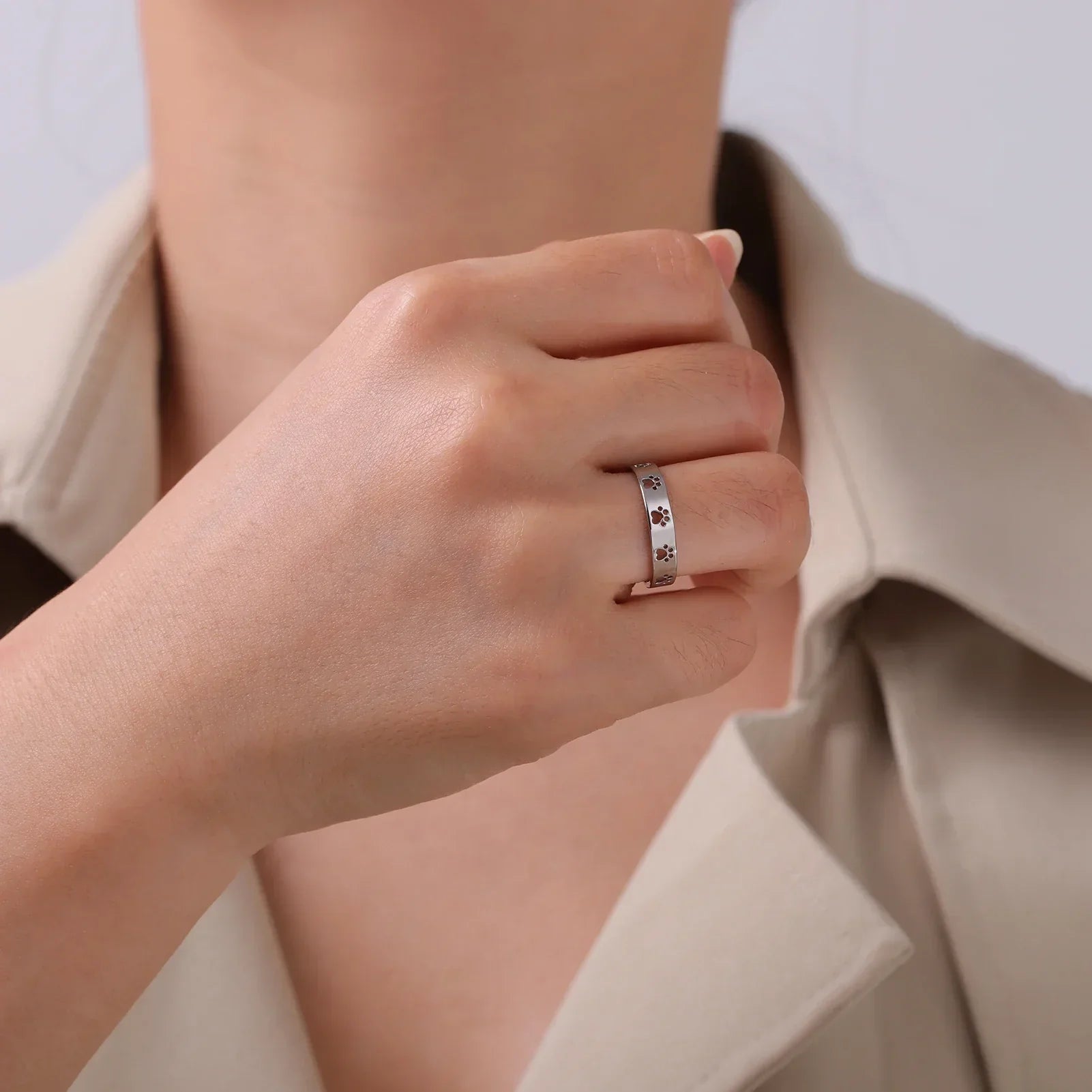 Anillo de Huella de Patas en Tonos Dorados – Acero Inoxidable