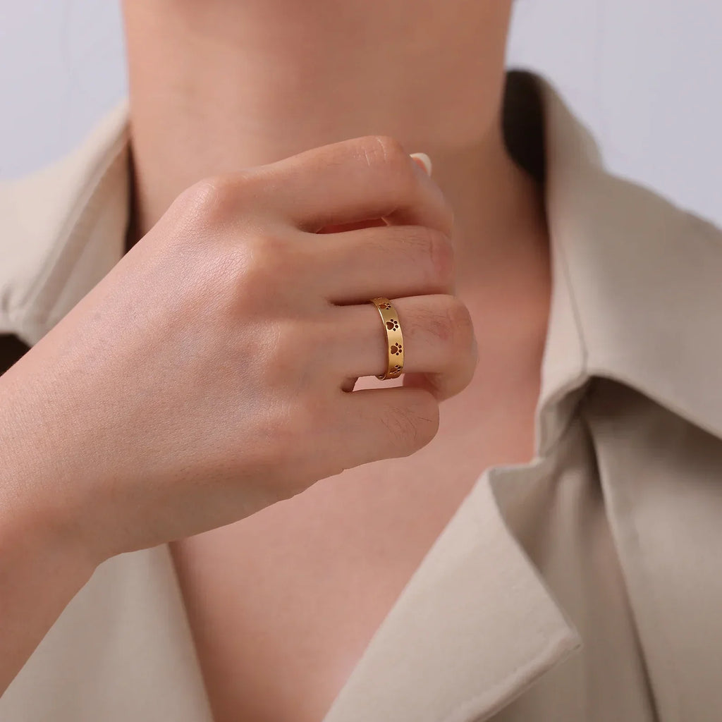 Anillo de Huella de Patas en Tonos Dorados – Acero Inoxidable