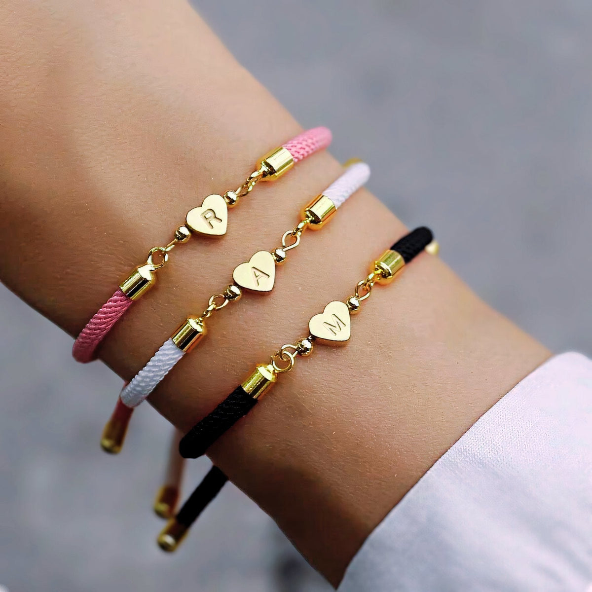 Pulseras Ajustables con Inicial en Forma de Corazón 1+1 Gratis